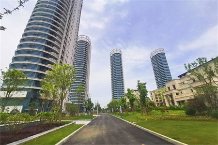 仁和春天旁边精装拎包入住，紧邻一小楼下就是运动公园